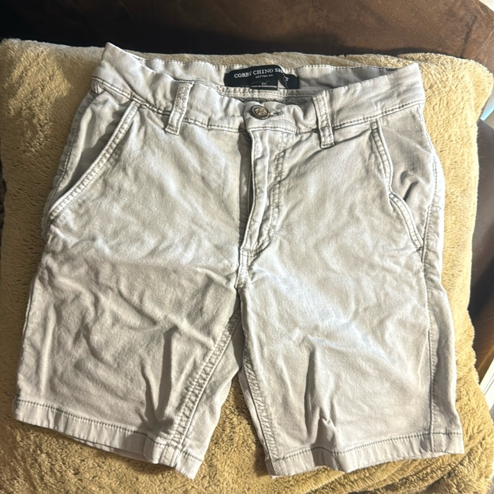 MEN’s CottonOn 7” khaki short in size 28